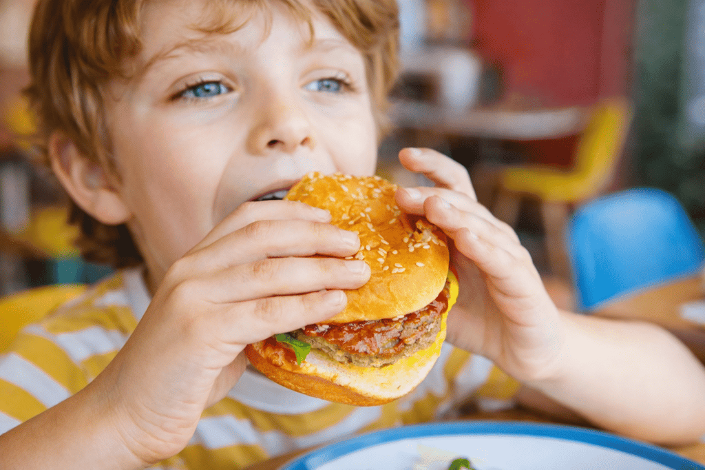 Comment la malbouffe durant l’enfance influence la santé à l’âge adulte ?
