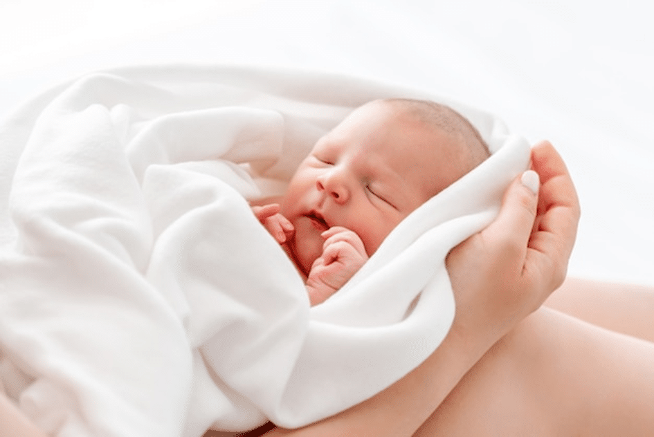 Capturer les premiers moments magiques : l'importance de faire ses photos de naissance avec une photographe professionnelle