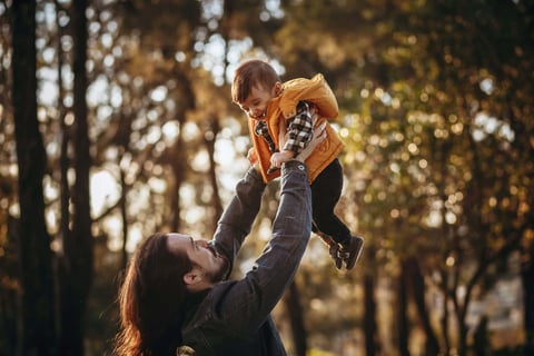 Adoption et travail : cinq jours d’absence rémunérés pour les parents salariés