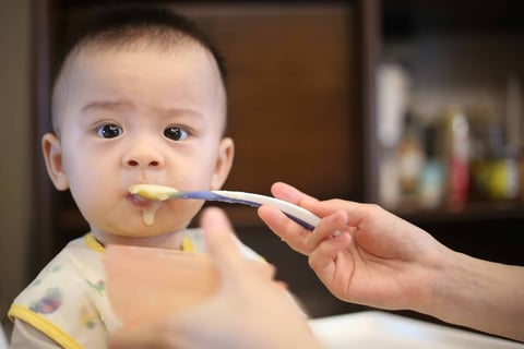 Aliments ultra-transformés pour bébés : ce que les parents doivent vraiment savoir