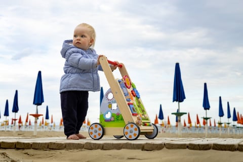 Découvrez le meilleur chariot de marche Montessori pour votre enfant