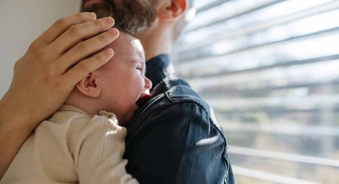 Colique bébé : signes, causes et conseils pour les parents