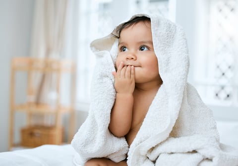 Comparatif : spray nasal vs. sérum physiologique pour le nettoyage nasal de bébé