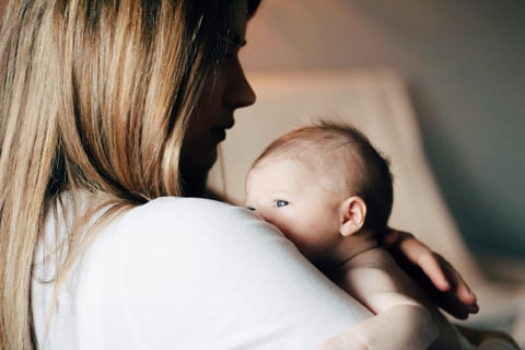 Congé de naissance : une réforme qui pénalise les familles monoparentales