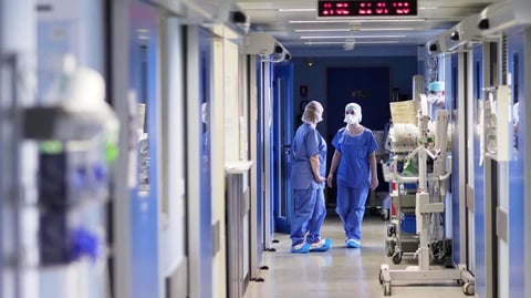 COVID-19 en France : dans les hôpitaux, la décrue se poursuit