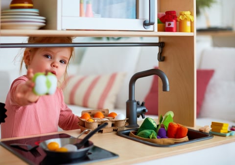 La dinette enfant : un jeu intemporel pour apprendre en s’amusant
