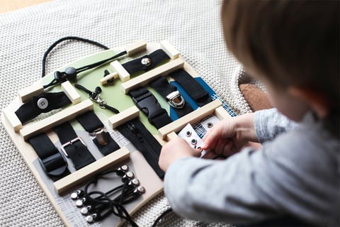 La planche Montessori : un outil éducatif essentiel pour le développement de votre enfant