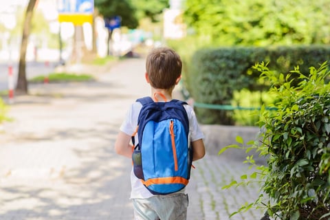 Laisser son enfant rentrer seul de l’école : conseils, signaux et stratégies pour une autonomie en sécurité