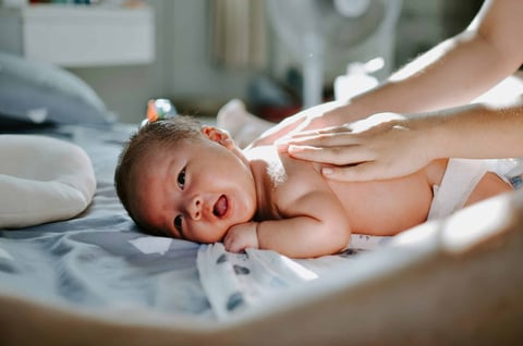 Le congé de naissance finalement reporté à juillet 2026
