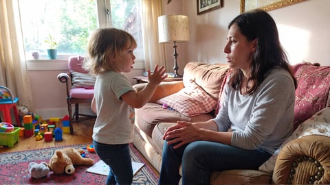 L’enfant qui interrompt tout le temps : comment l’aider à attendre son tour ?