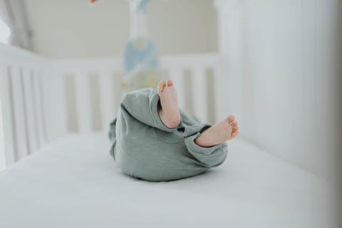 Le lit à barreaux : un choix sûr et confortable pour bébé