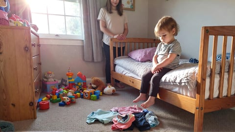 Mon enfant ne veut jamais s’habiller : opposition, hypersensibilité ou besoin de contrôle ?