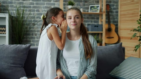 Mon enfant répète tout ce qu’il entend : normal ou signe de stress ?