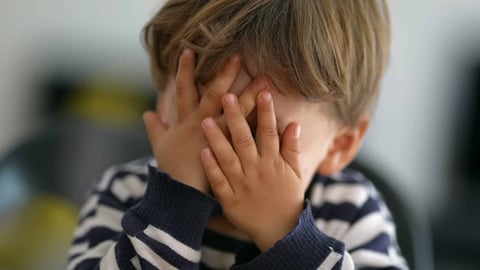 Mon enfant se cache quand il est gêné : que comprendre ?