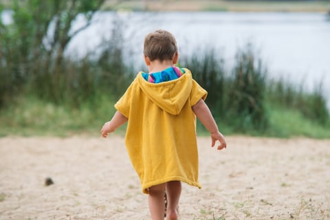 Le poncho de bain pour enfant : un indispensable pour l'été