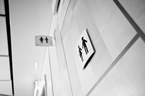 Pourquoi mon enfant refuse-t-il d’aller aux toilettes à l’école ?