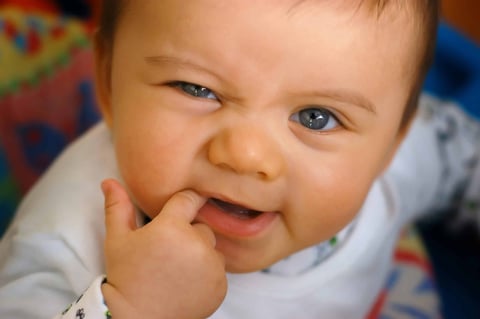 La poussée dentaire : tout savoir pour soulager votre enfant