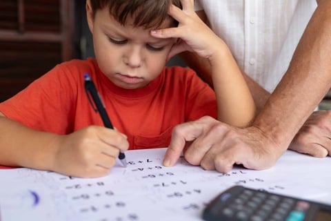 Quand les devoirs deviennent un affrontement : sortir du cercle conflit-stress