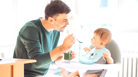 À quel âge asseoir bébé sur une chaise haute ? Le guide complet pour les parents