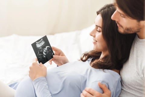 Révéler le sexe du bébé : un moment plus chargé qu’il n’y paraît