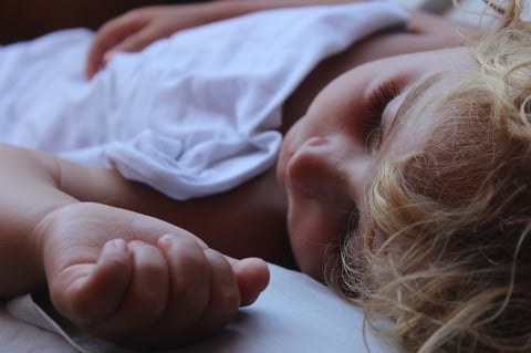 Passer du lit bébé au lit enfant : une étape clé pour votre tout-petit